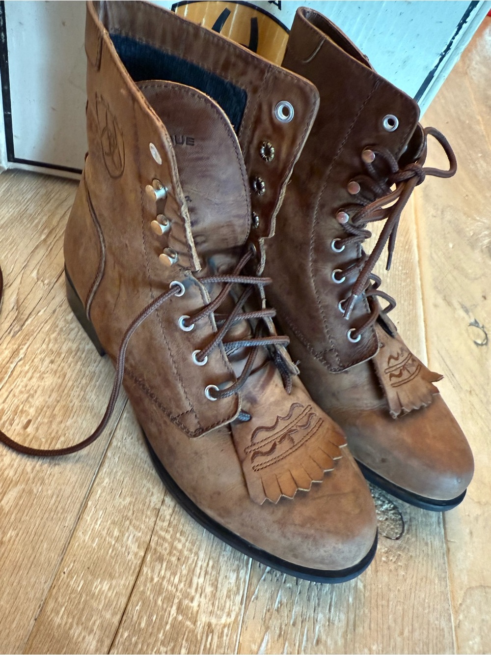 Ariat Women's Heritage Lacer Boots in a distressed brown leather colorway. 7
